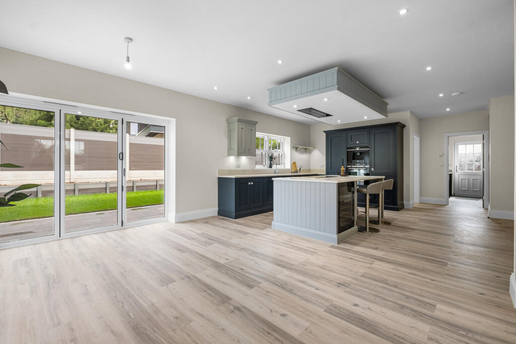 Redditch Road, Stoke Heath, Bromsgrove B60 4JP photo 5
