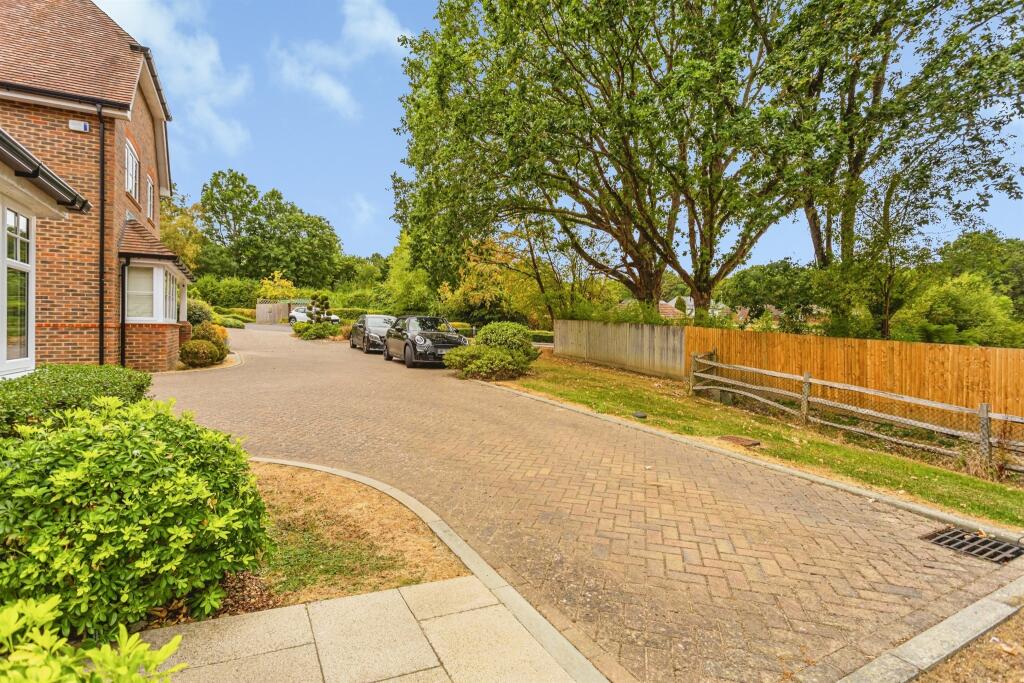 House in Burgess Hill, Wivelsfield - View 3