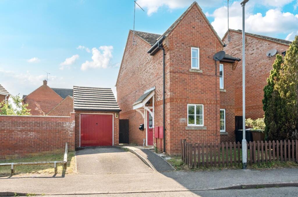 3-bed detached on Edgehill Drive, Lang Farm, Daventry, NN11, £320,000