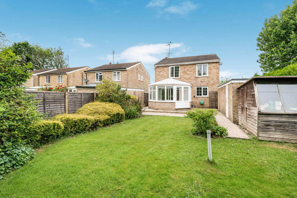 4-bed detached on Charts Close, Cranleigh, GU6 8BH, £600,000