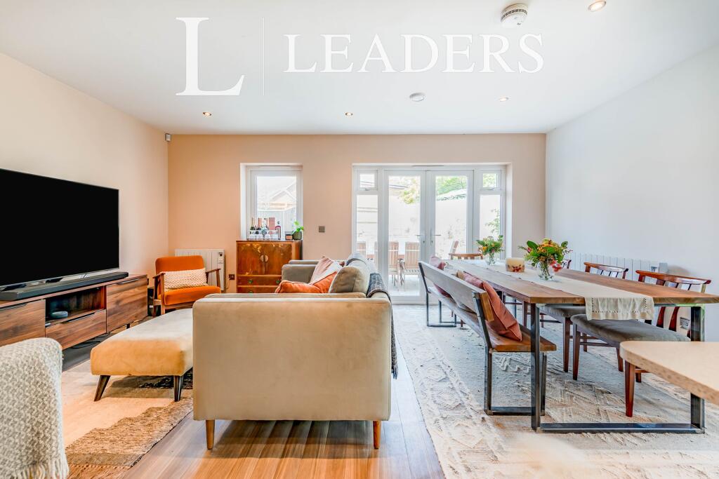 House in Horsham, Broadbridge Heath - View 4
