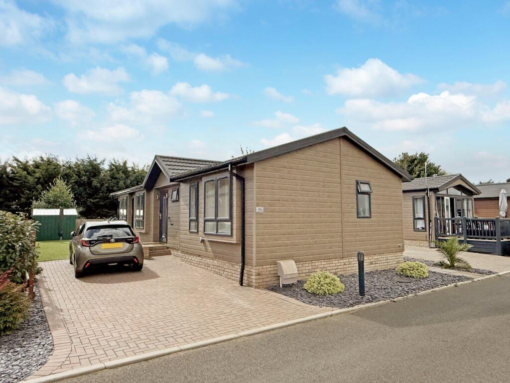 2-bed caravan on Bucklesham Park, The Heath, Bucklesham, Ipswich, IP10, £185,000