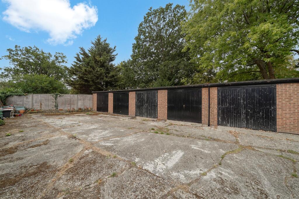 Blakesley Avenue, London photo 3