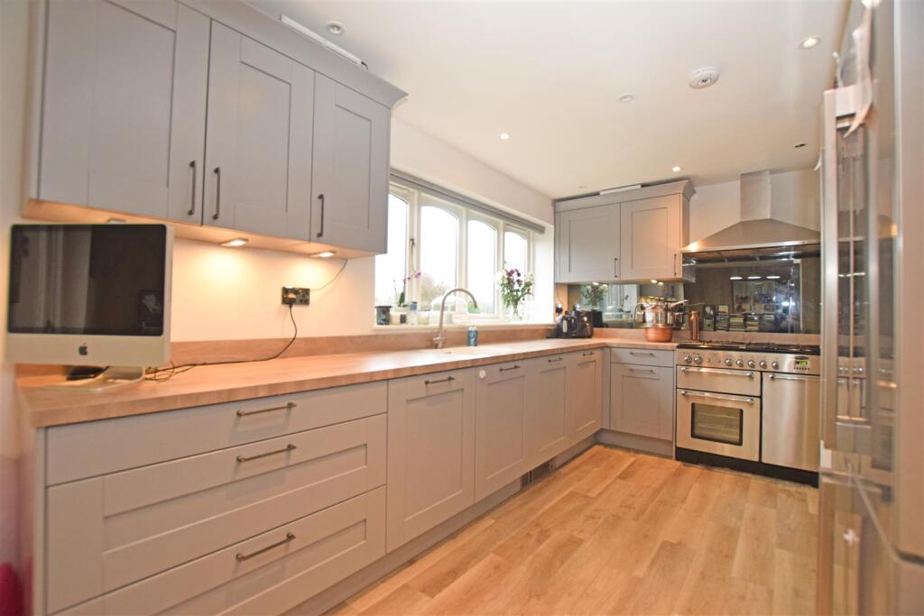 8 Creaton Way photo 3