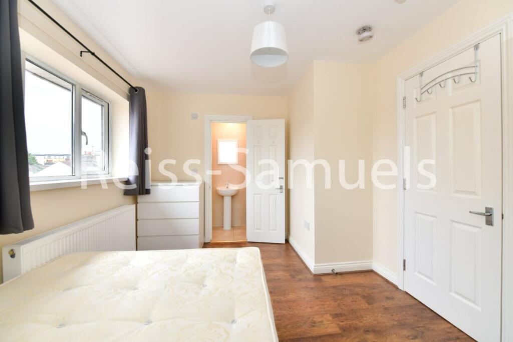 6 bedroom semi-detached house for rent
