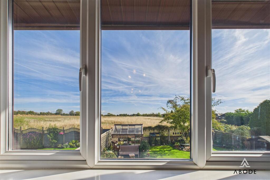 5 bed detached - Wentworth Drive, Stretton, Burton-On-Trent image 6