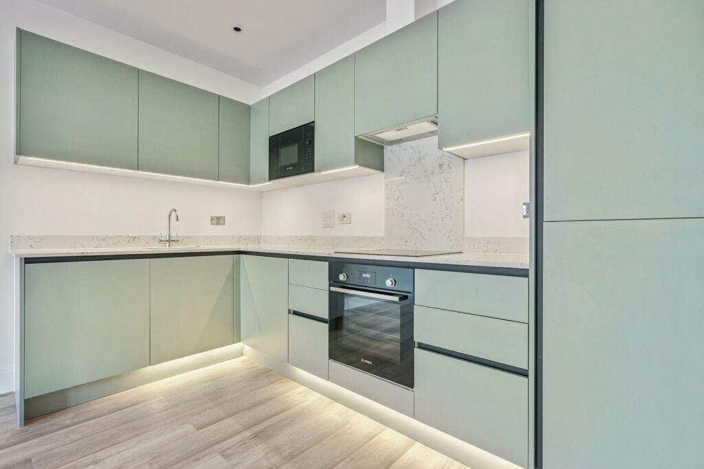 13 Green Lane, Northwood photo 3