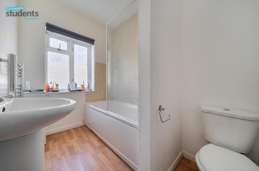 4 bedroom end of terrace house for rent