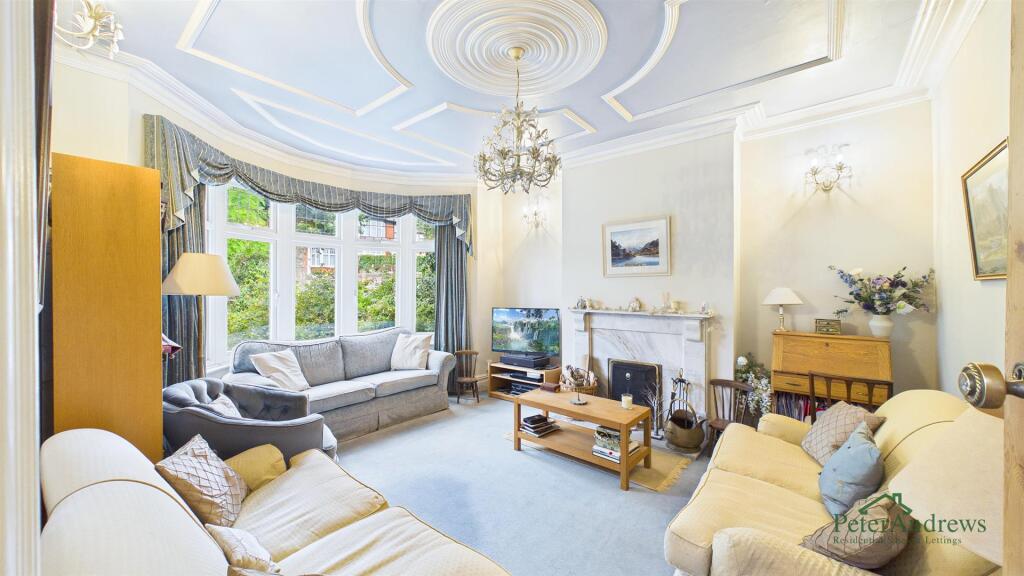 MONKHAMS ESTATE Woodford Green photo 4
