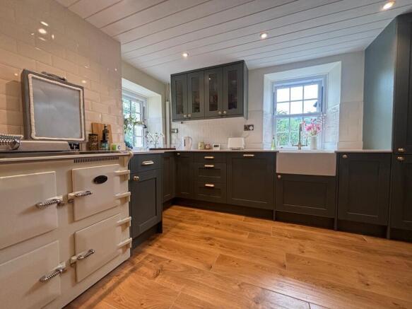 Kitchen 2.jpeg