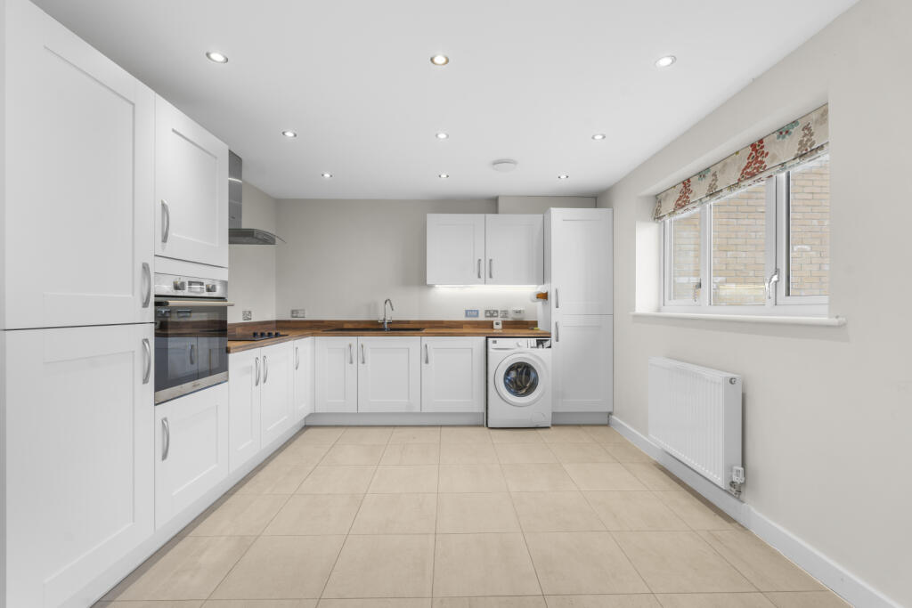 Radcliffe Close, Flitch Green, Dunmow, Essex, CM6 photo 2