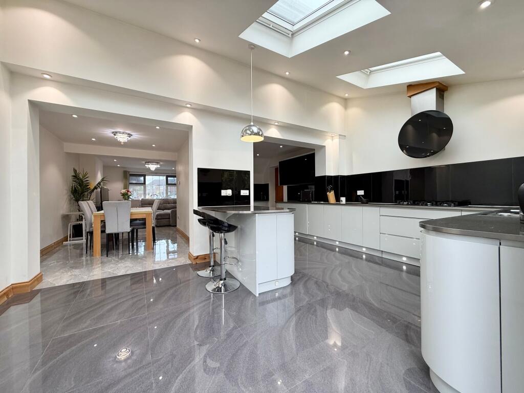 House in Luton - View 2