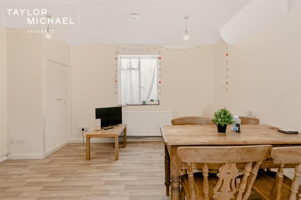 4 bedroom terraced house for rent