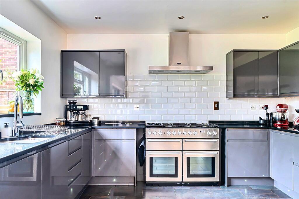 House in Woking, West Byfleet - More