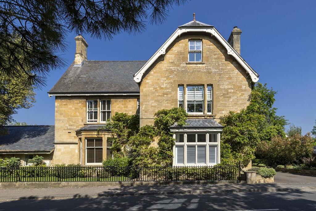 2-bed flat on High Street, Mickleton, Chipping Campden, Gloucestershire, GL55, £400,000