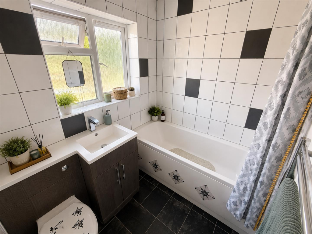 House in Northampton, Kingsthorpe - More