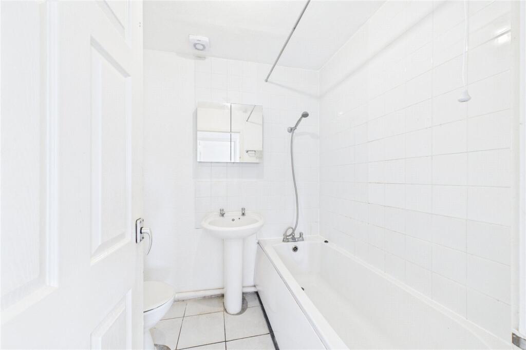 Apartment in Crawley, West Sussex - More
