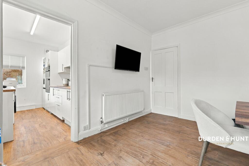 Apartment in Romford - More