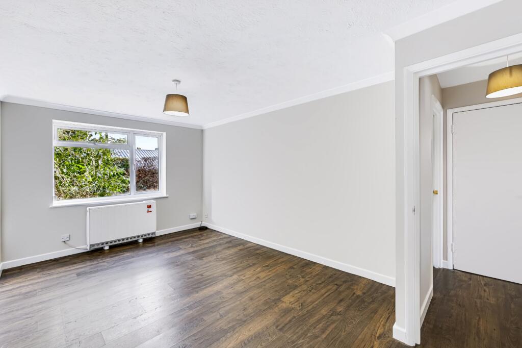 Apartment in Burgess Hill, World's End - View 4