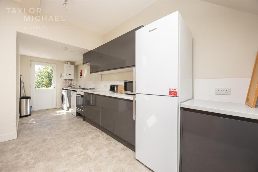 6 bedroom terraced house for rent