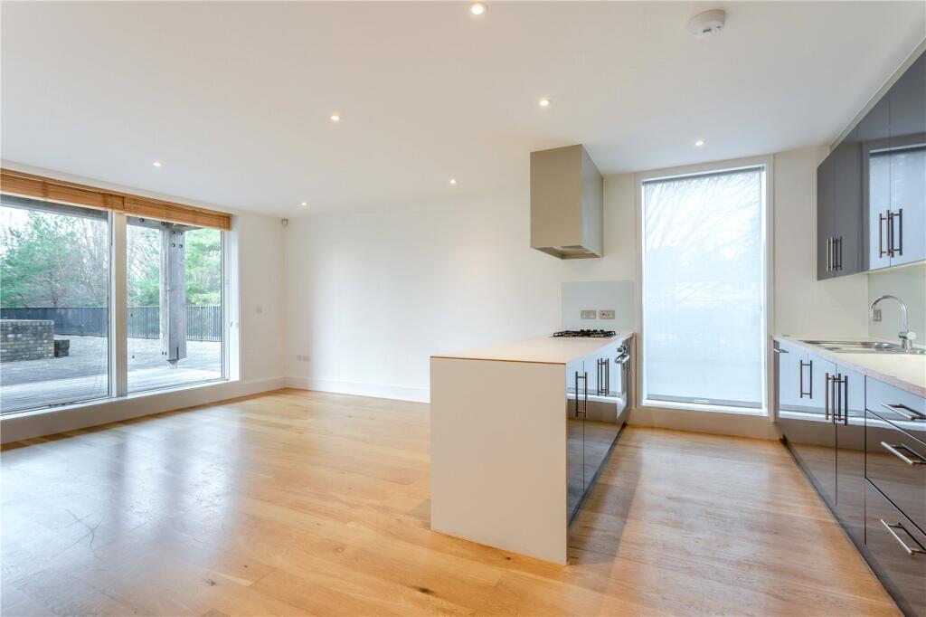 Apartment in Cambridge, Petersfield - View 2