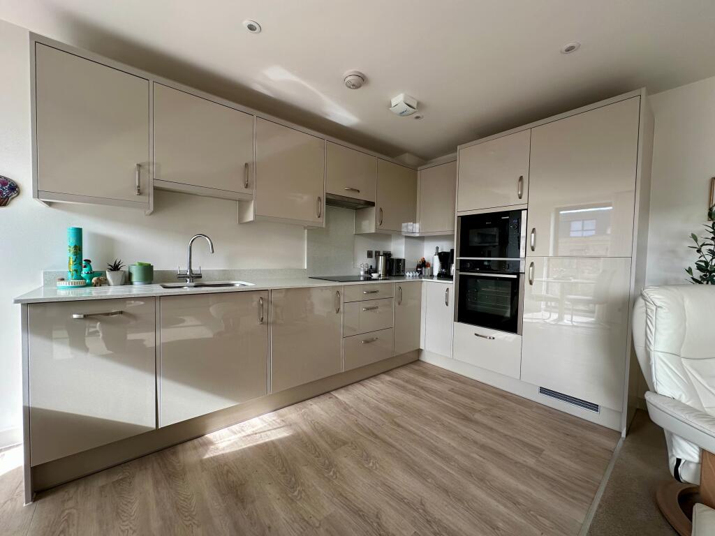 41 Constable Court, Fountain Way, Salisbury, Wiltshire photo 4