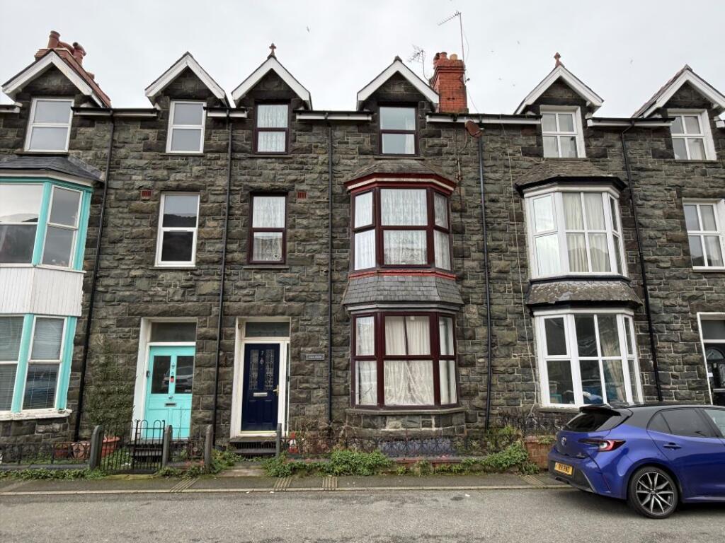 Main image of property: 7 Marine Road, Barmouth, Gwynedd, LL42 1NL