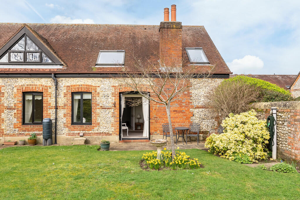 Main image of property: Sondes Farm, Glebe Road 