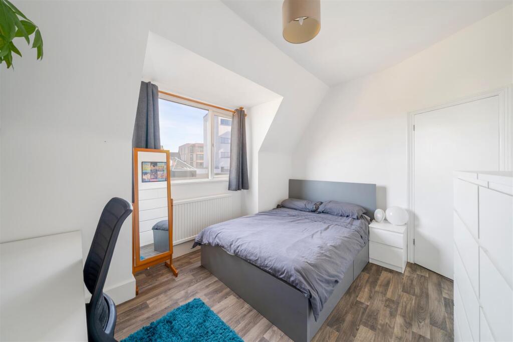 Apartment in London, Cottenham Park, Raynes Park - View 5