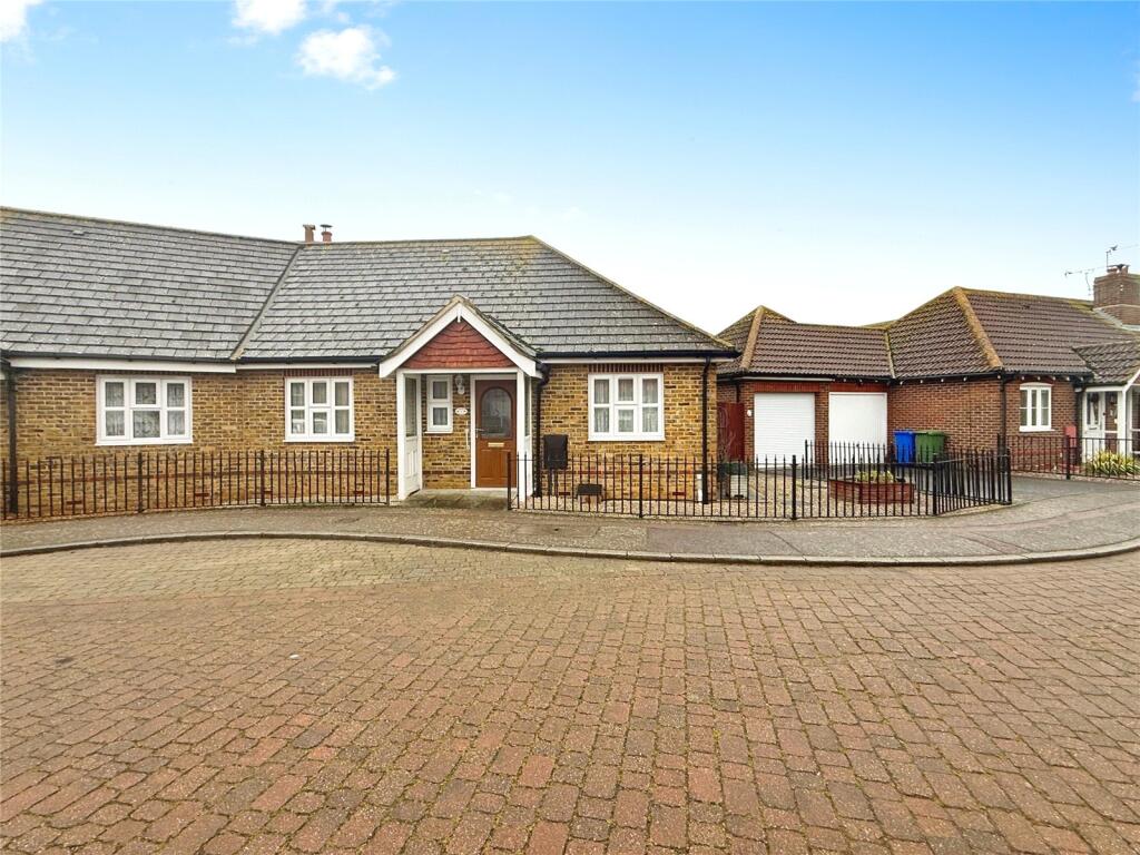 2-bed house on Sharfleet Crescent, Iwade, Sittingbourne, Kent, ME9, £300,000