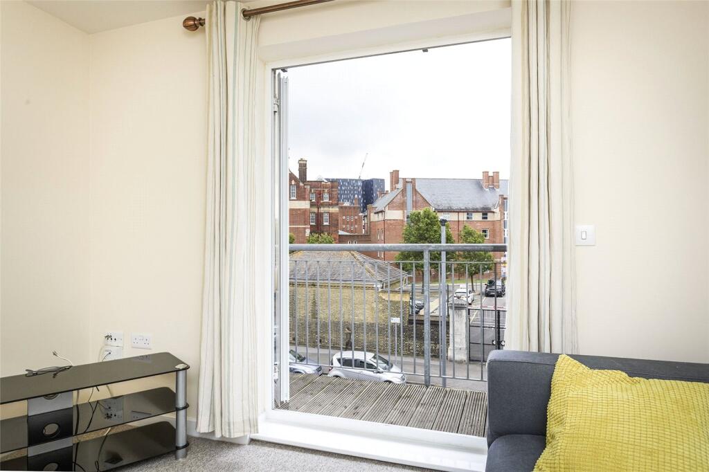 Apartment in Portsmouth, Portsea - View 4