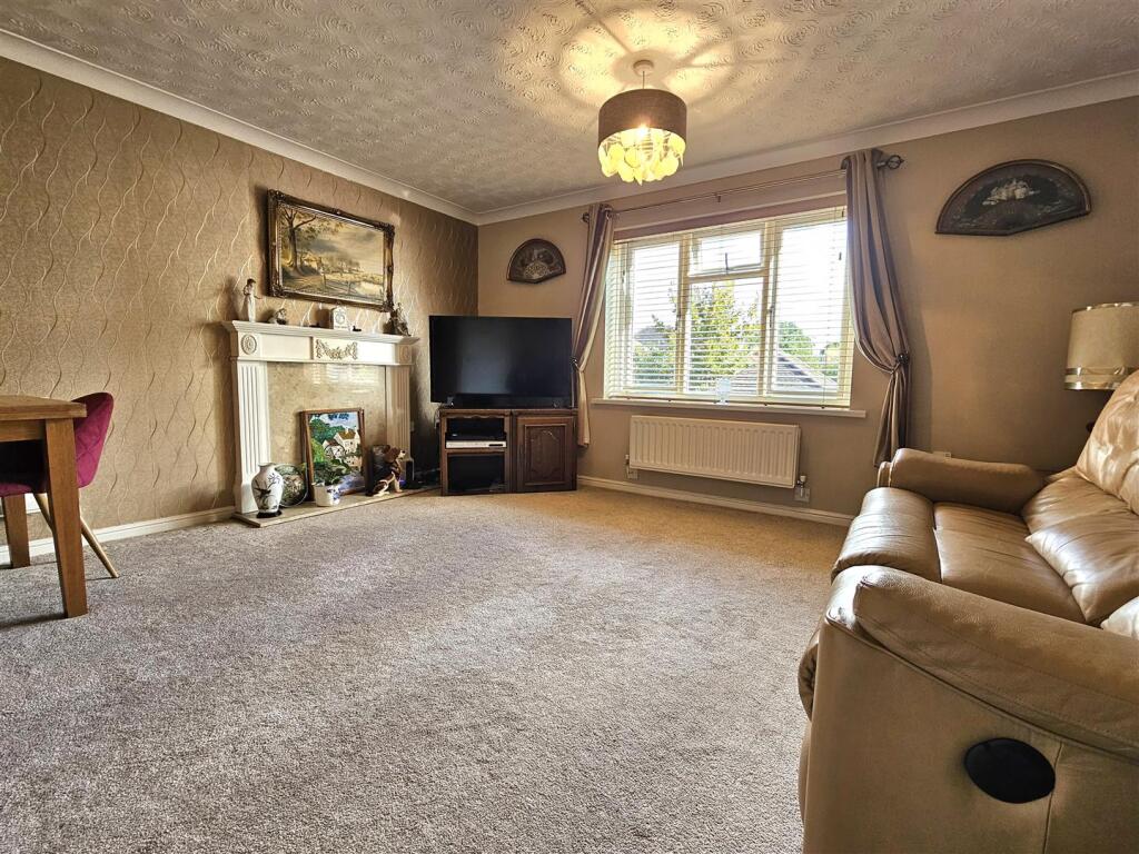 House in Solihull, Ulverley Green - More