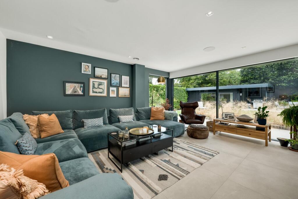 House in Kingston upon Thames - More