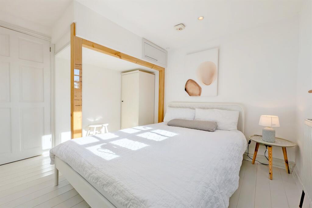 House in Horsham, Coldwaltham - More