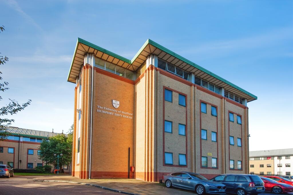 1-bed flat on Golden Smithies Lane, Wath-Upon-Dearne, Rotherham, £75,000