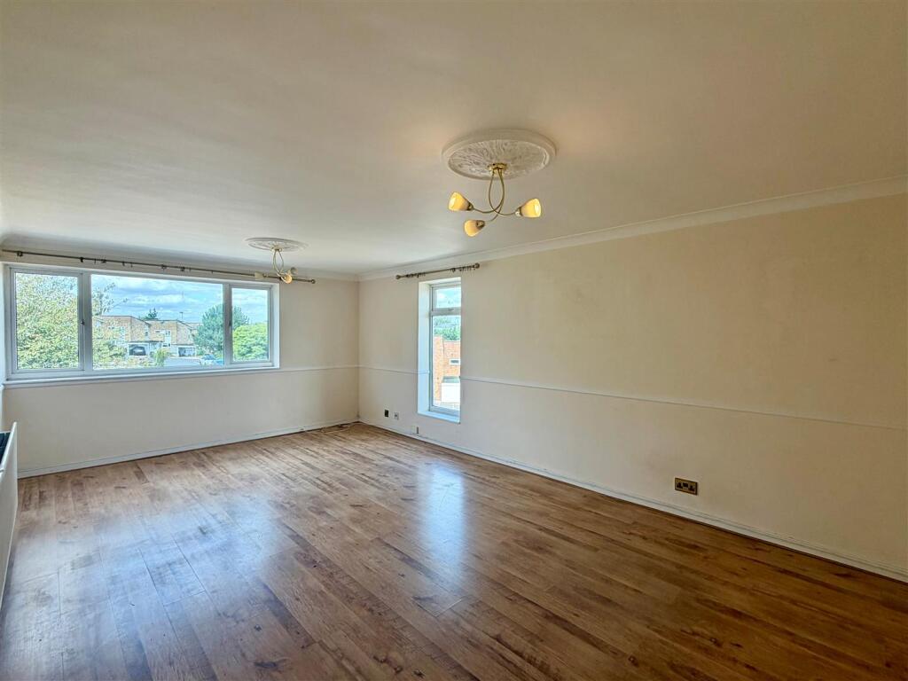 Apartment in Dacorum, Ashlyns Estate, Berkhamsted - View 4