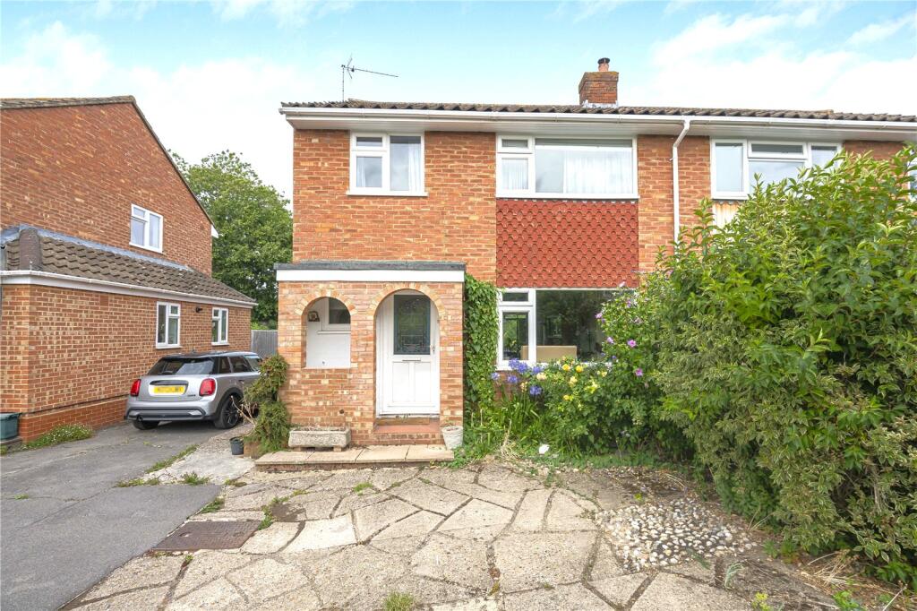 Main image of property: Elizabeth Close, RG9 1RE