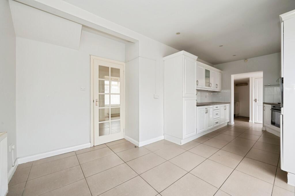 House in London, Royal Borough of Kingston upon Thames - View 2
