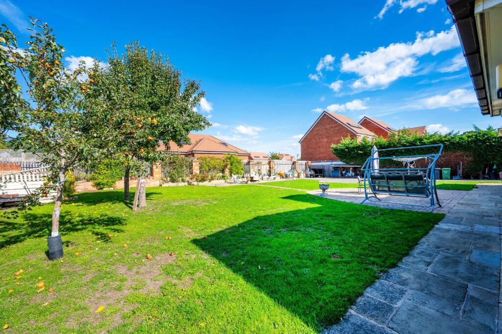 House in Guildford, Worplesdon - More