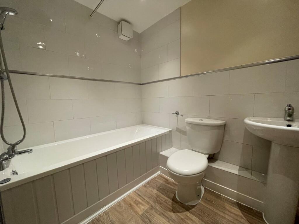 Apartment in Leeds, Far Headingley, Weetwood - View 5