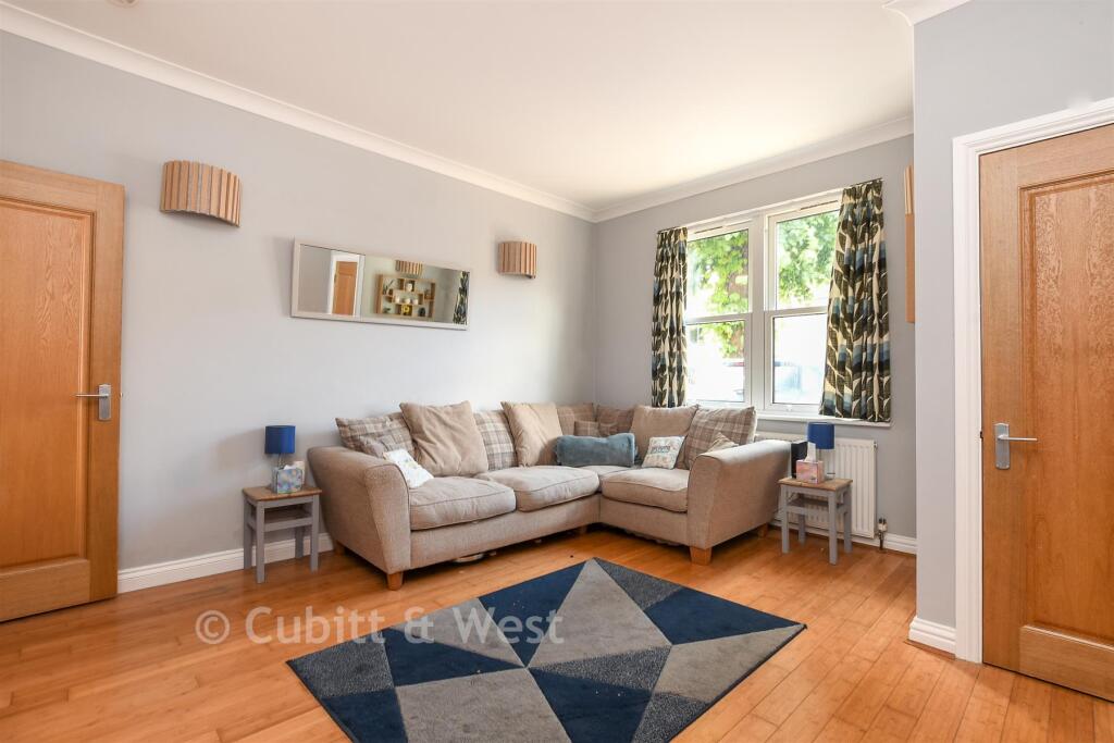 Apartment in Reigate and Banstead, Surrey - More