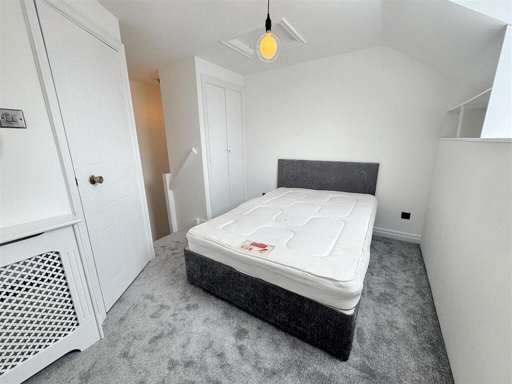 House in London, Mill Meads, West Ham - More