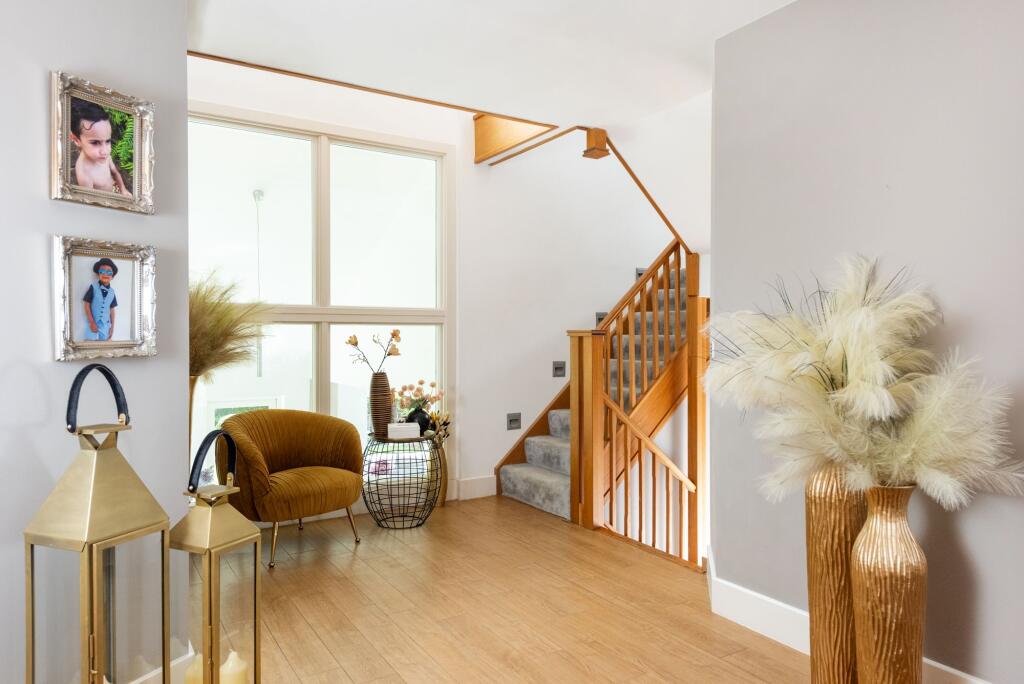 House in Aspley Guise, Central Bedfordshire - More
