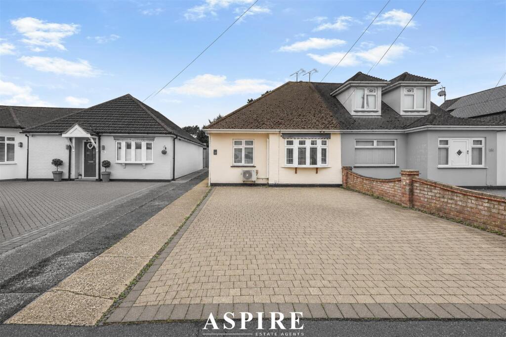 3-bed semi-detached on Spencer Gardens, Rochford, £375,000
