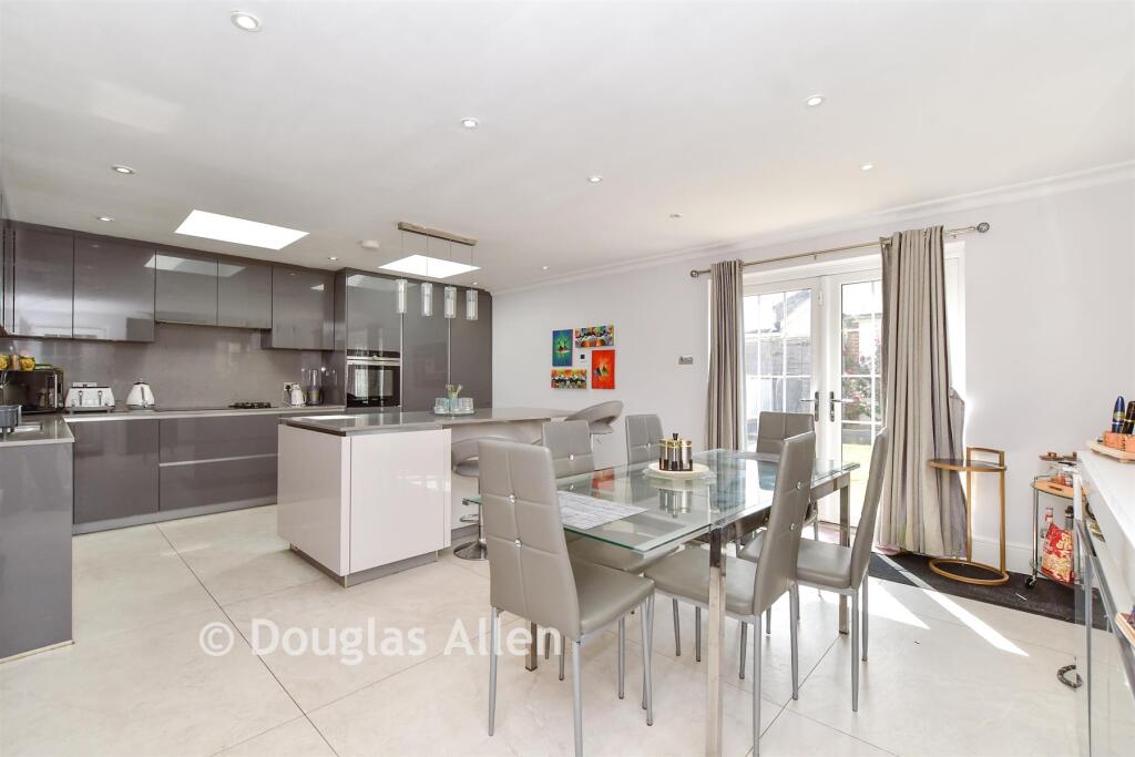 House in Southend-on-Sea - View 4