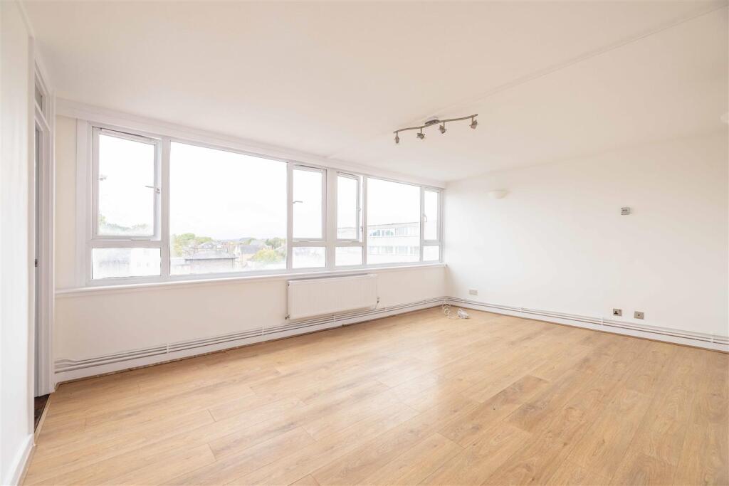 Apartment in Windsor - View 3