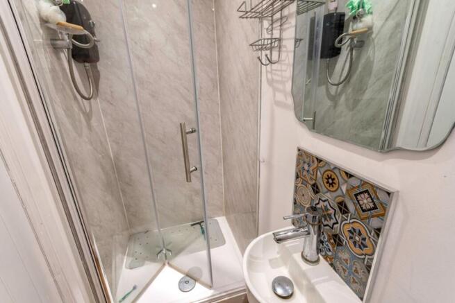 Shower Room/ En Suite: