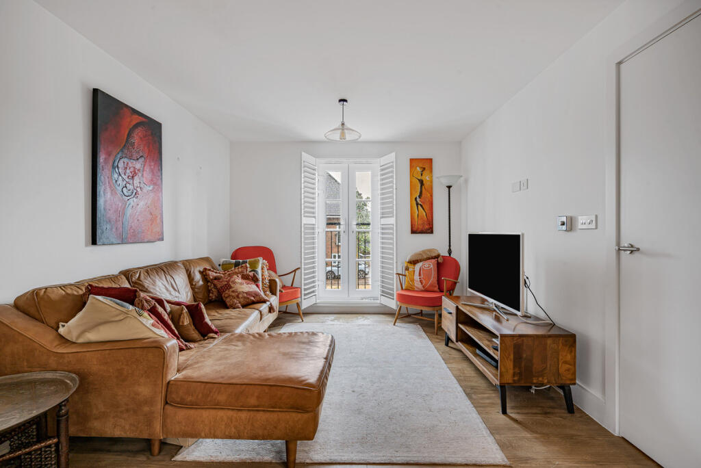Apartment in Tadworth, Burgh Heath - More