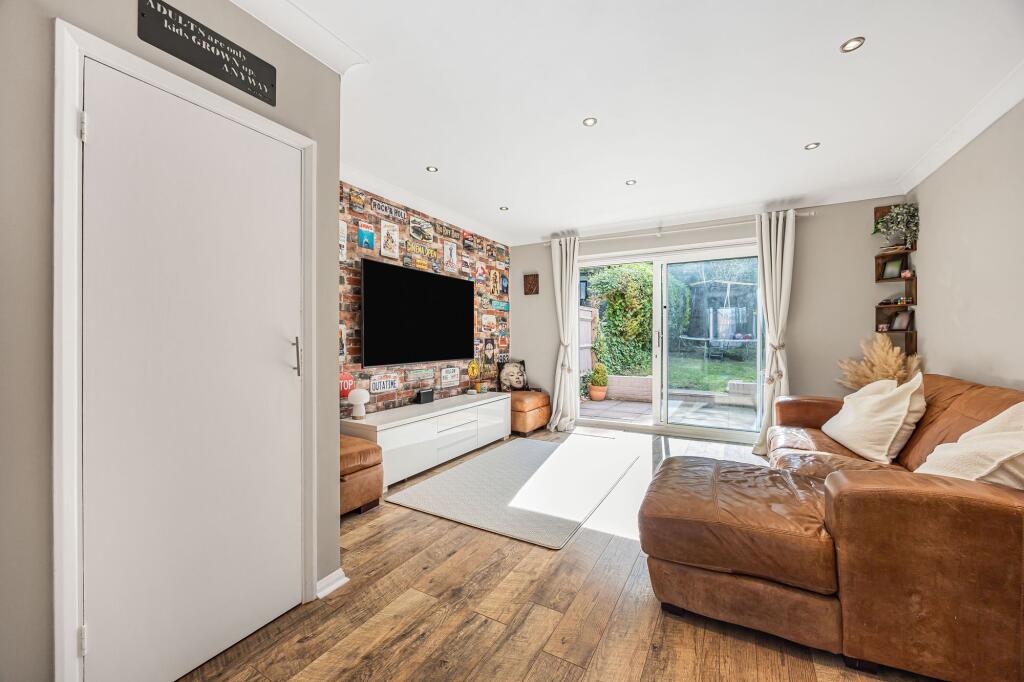 House in Hemel Hempstead, High Wycombe Community Board - View 4