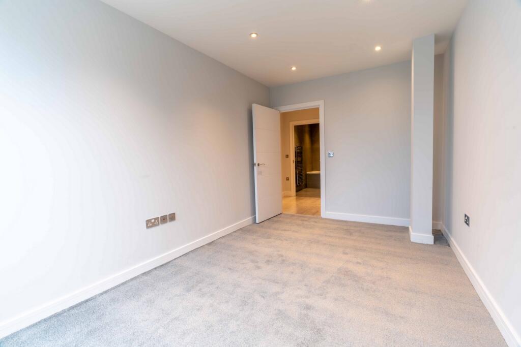 Apartment in Walton-on-Thames, Surrey - View 5